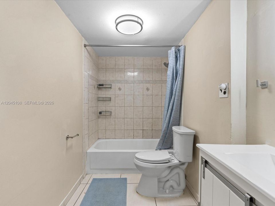 For Sale: $245,000 (1 beds, 1 baths, 893 Square Feet)
