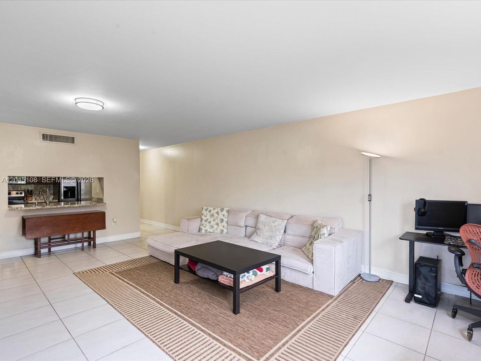 For Sale: $245,000 (1 beds, 1 baths, 893 Square Feet)