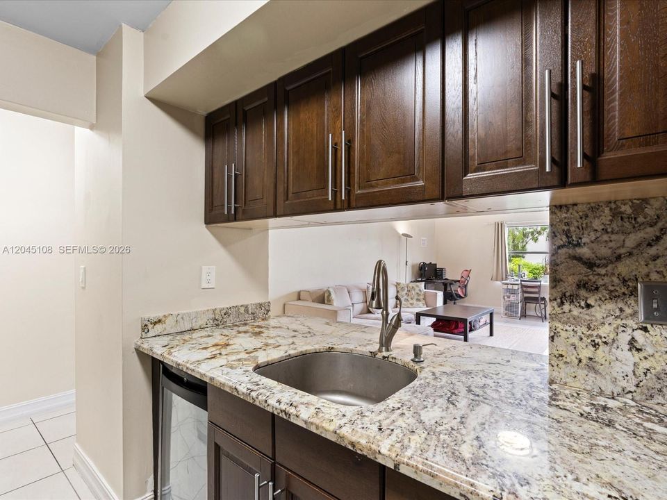For Sale: $245,000 (1 beds, 1 baths, 893 Square Feet)