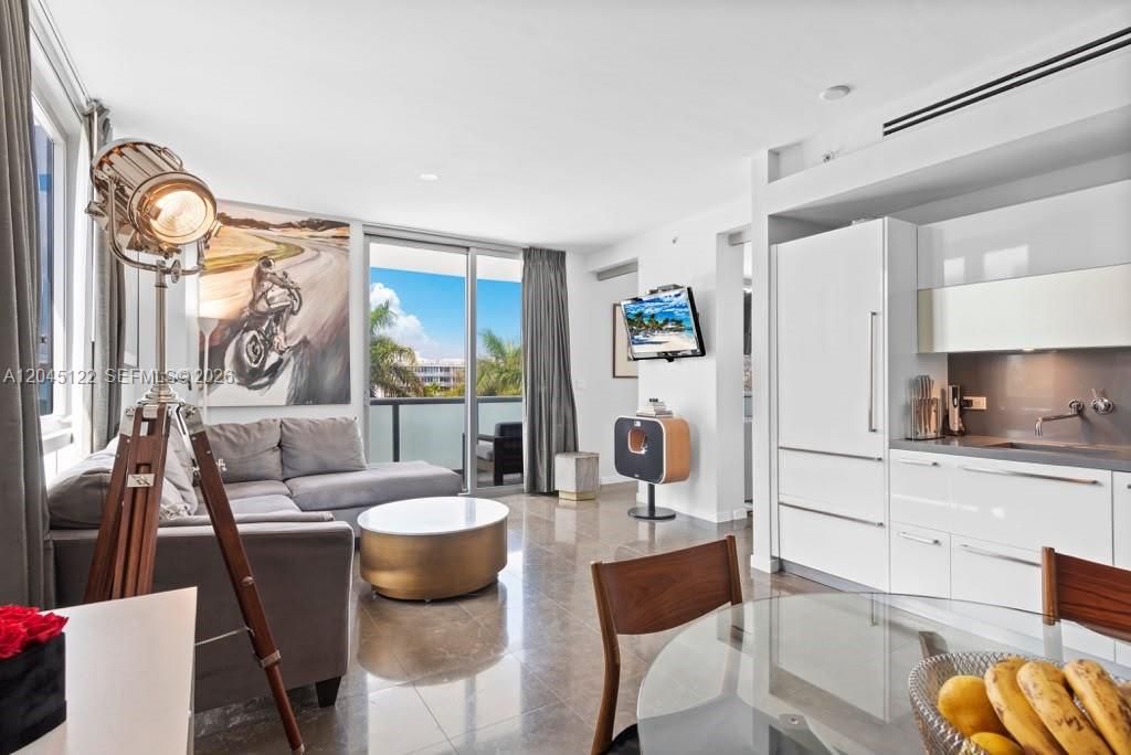 For Sale: $649,000 (1 beds, 1 baths, 750 Square Feet)