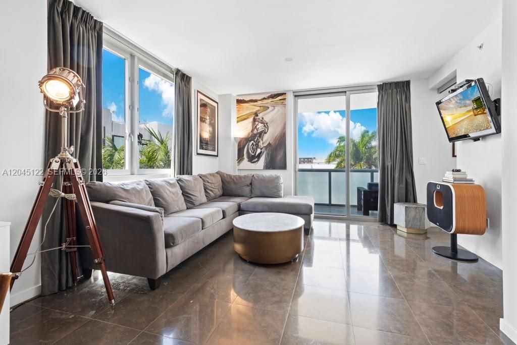 For Sale: $649,000 (1 beds, 1 baths, 750 Square Feet)