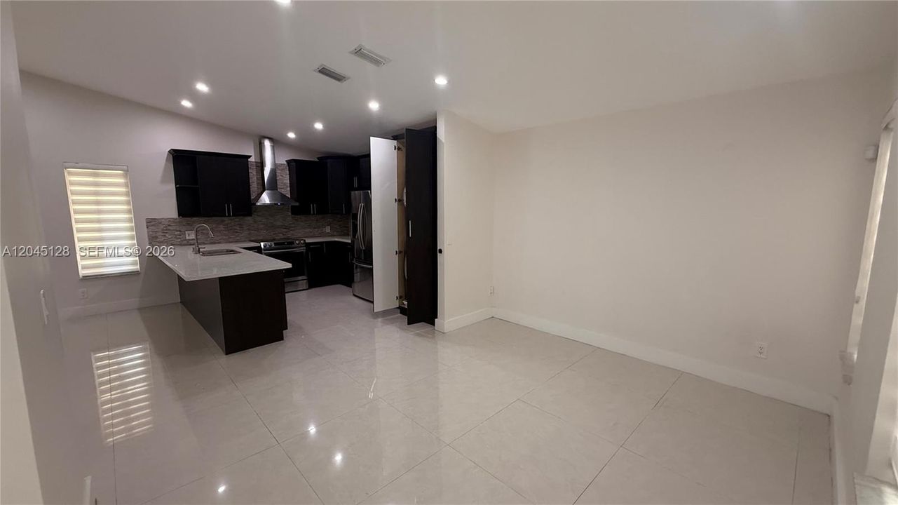 В аренду: $4,500 (3 спален, 3 ванн, 1649 Квадратных фут)