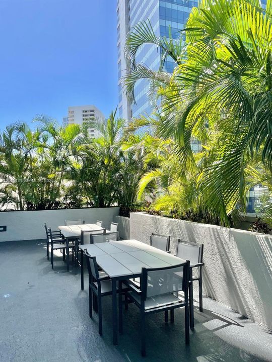 For Rent: $2,450 (1 beds, 1 baths, 640 Square Feet)