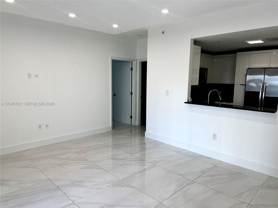 For Rent: $2,450 (1 beds, 1 baths, 640 Square Feet)