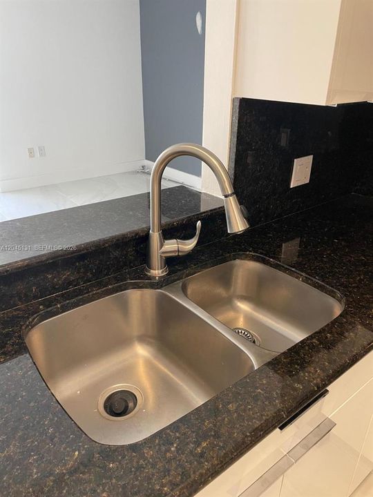 For Rent: $2,450 (1 beds, 1 baths, 640 Square Feet)