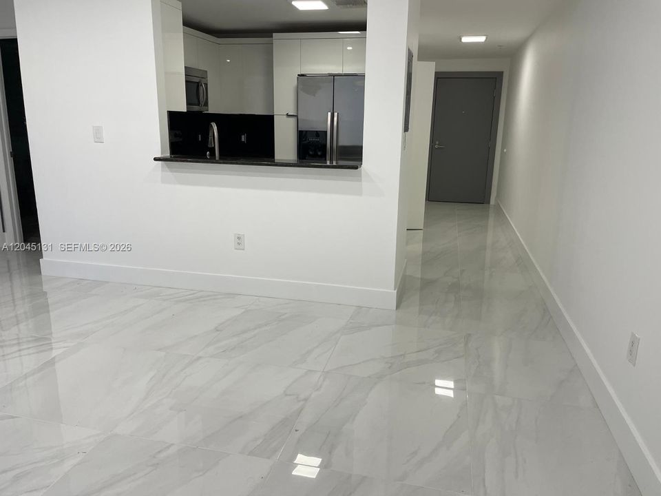 For Rent: $2,450 (1 beds, 1 baths, 640 Square Feet)