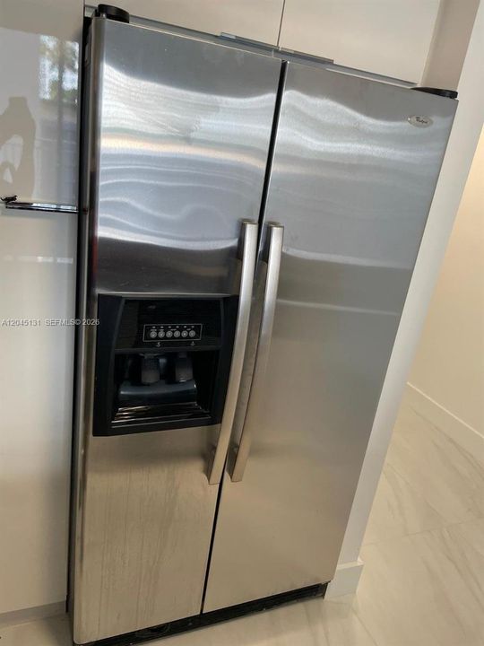 For Rent: $2,450 (1 beds, 1 baths, 640 Square Feet)