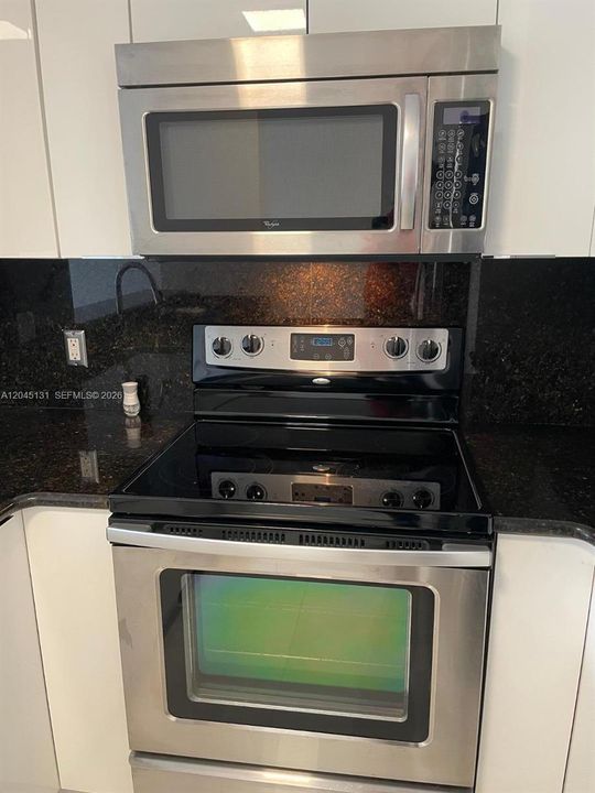 For Rent: $2,450 (1 beds, 1 baths, 640 Square Feet)
