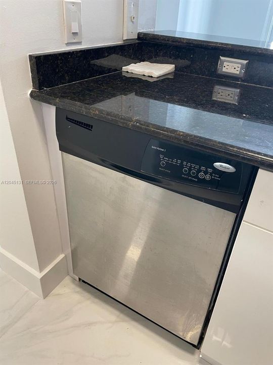 For Rent: $2,450 (1 beds, 1 baths, 640 Square Feet)