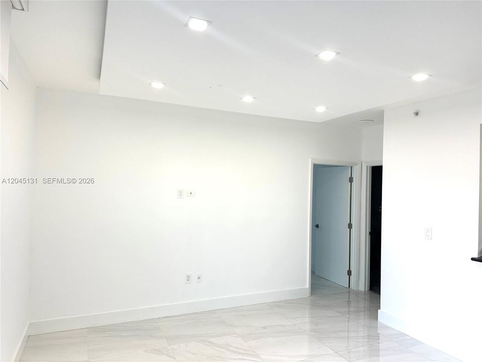 For Rent: $2,450 (1 beds, 1 baths, 640 Square Feet)