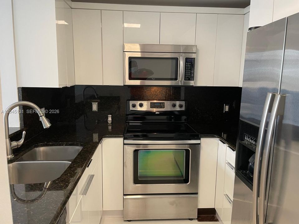 For Rent: $2,450 (1 beds, 1 baths, 640 Square Feet)