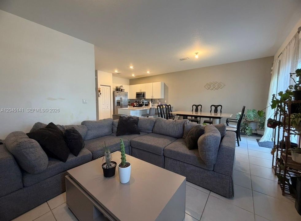 В аренду: $4,500 (4 спален, 2 ванн, 1773 Квадратных фут)
