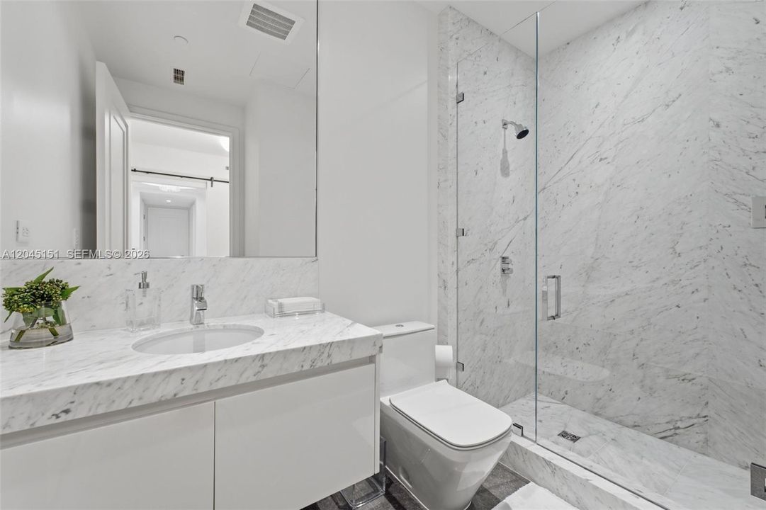Den bathroom