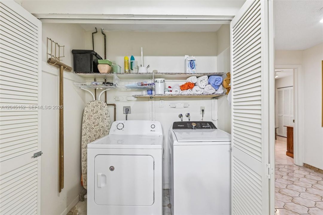 En Venta: $875,000 (4 camas, 2 baños, 2053 Pies cuadrados)