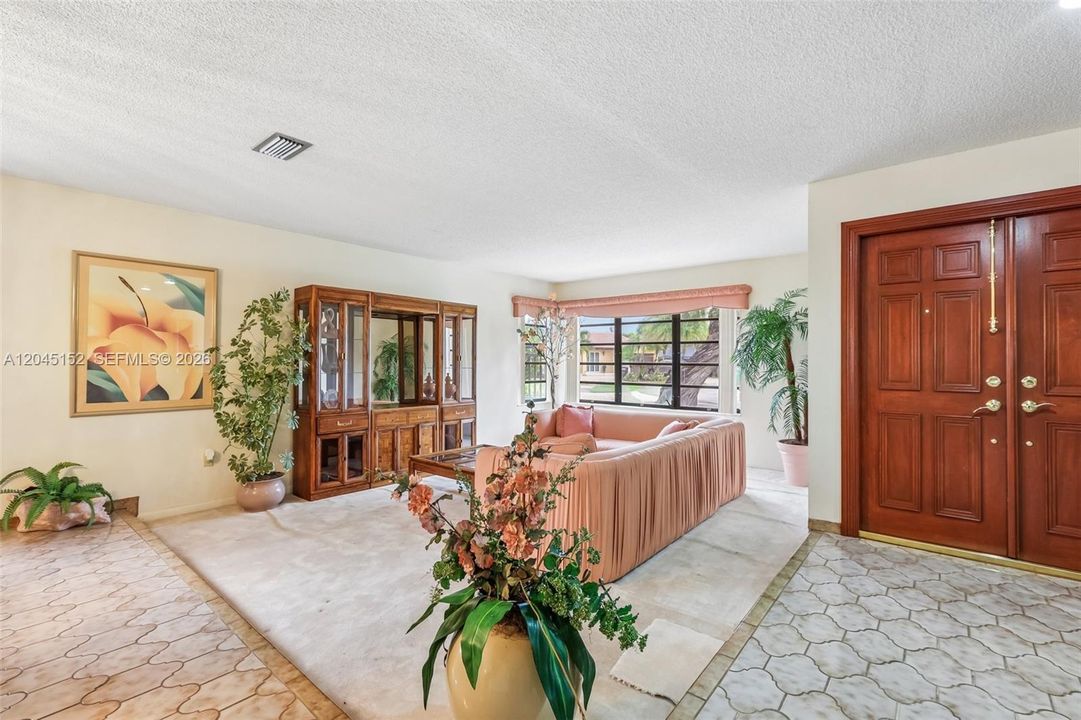 En Venta: $875,000 (4 camas, 2 baños, 2053 Pies cuadrados)