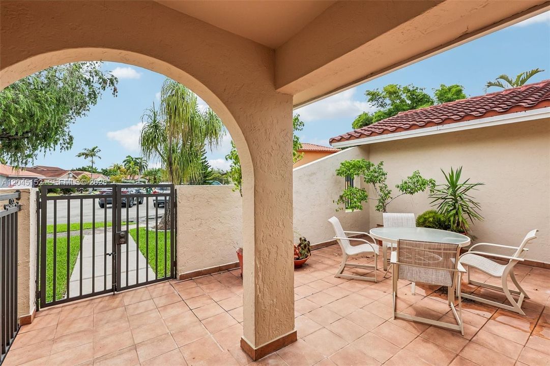 En Venta: $875,000 (4 camas, 2 baños, 2053 Pies cuadrados)