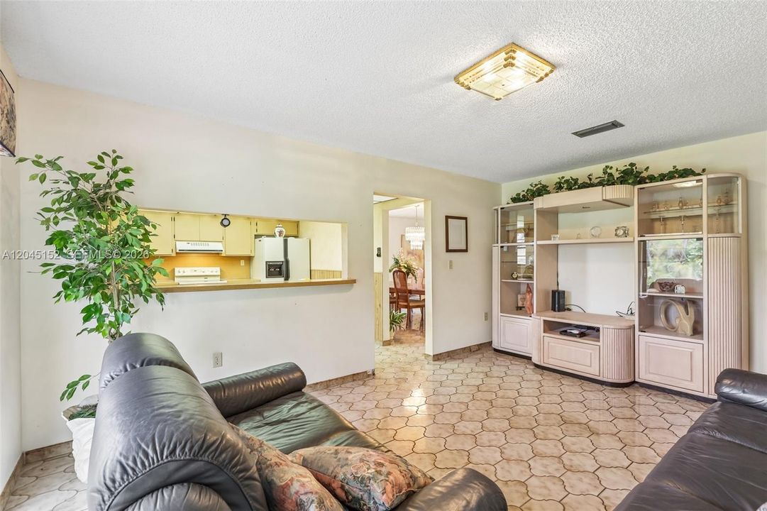 En Venta: $875,000 (4 camas, 2 baños, 2053 Pies cuadrados)