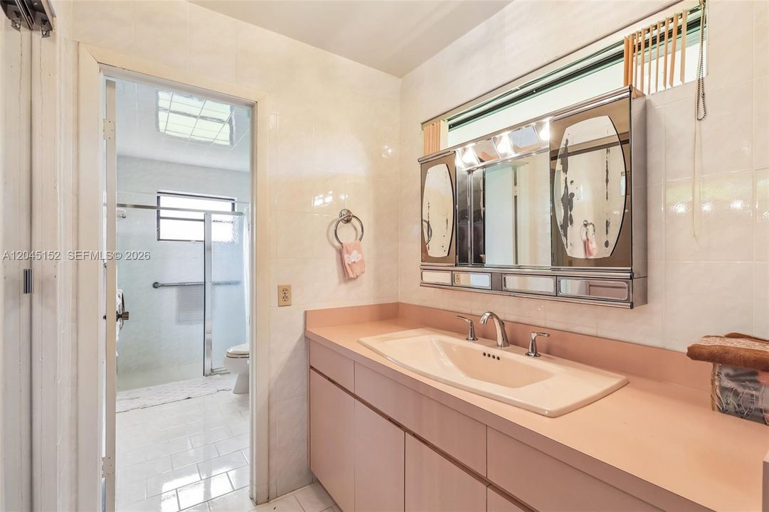 En Venta: $875,000 (4 camas, 2 baños, 2053 Pies cuadrados)