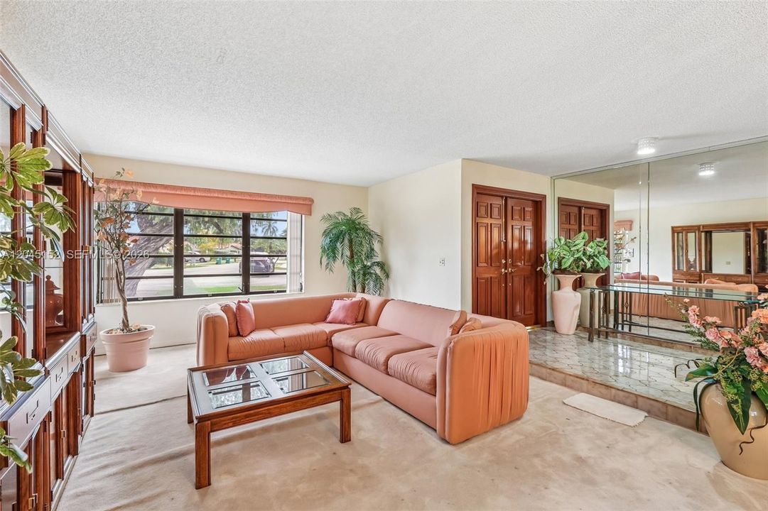 En Venta: $875,000 (4 camas, 2 baños, 2053 Pies cuadrados)