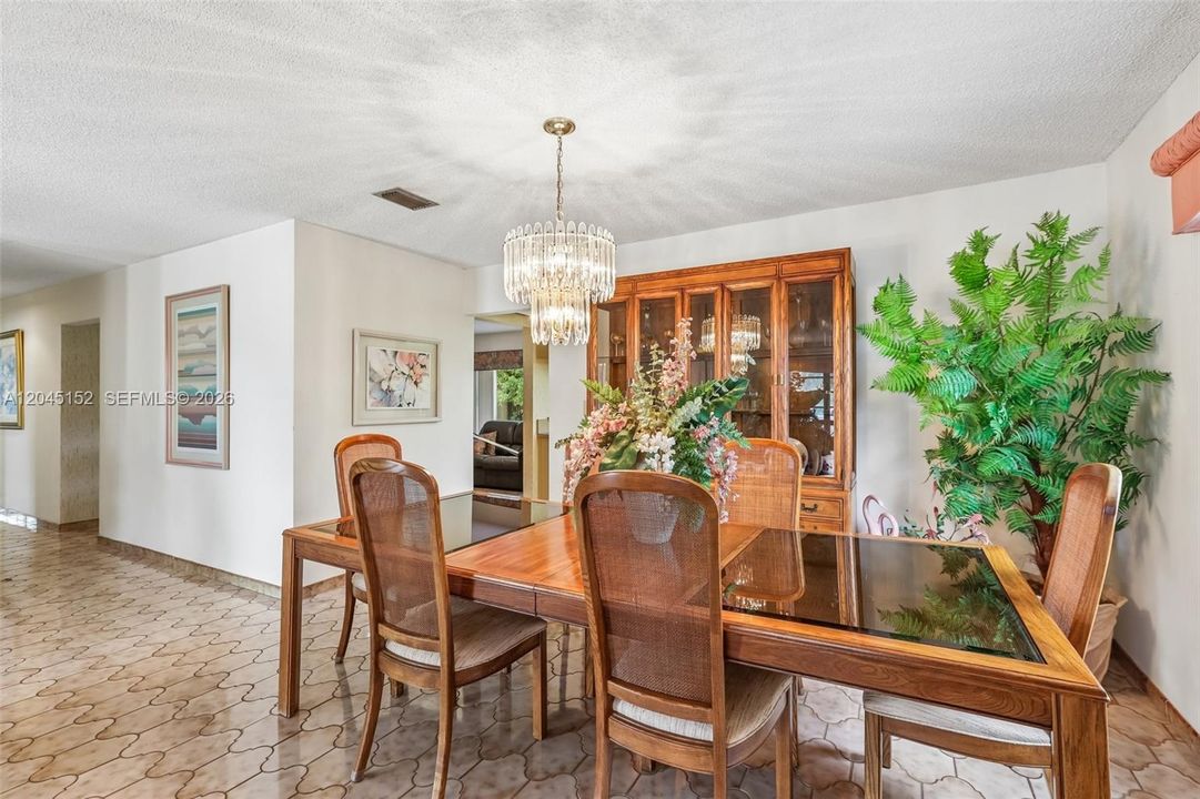En Venta: $875,000 (4 camas, 2 baños, 2053 Pies cuadrados)