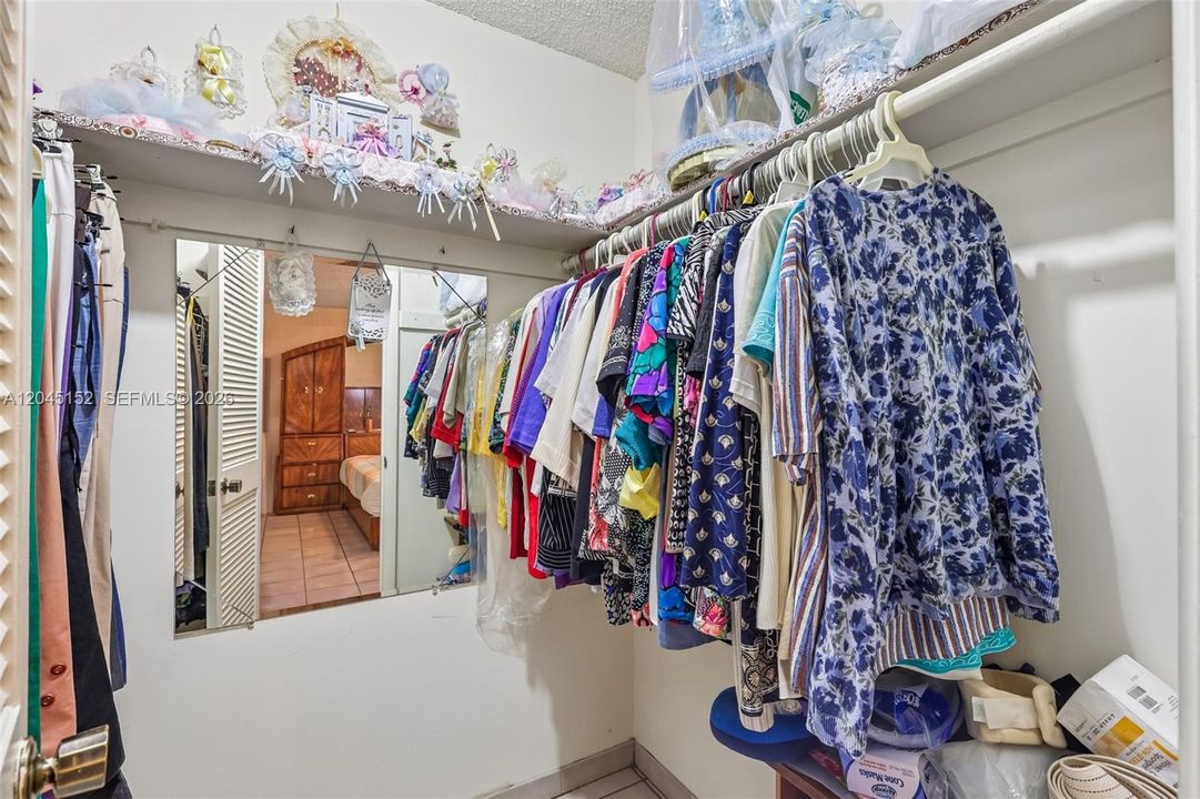 En Venta: $875,000 (4 camas, 2 baños, 2053 Pies cuadrados)
