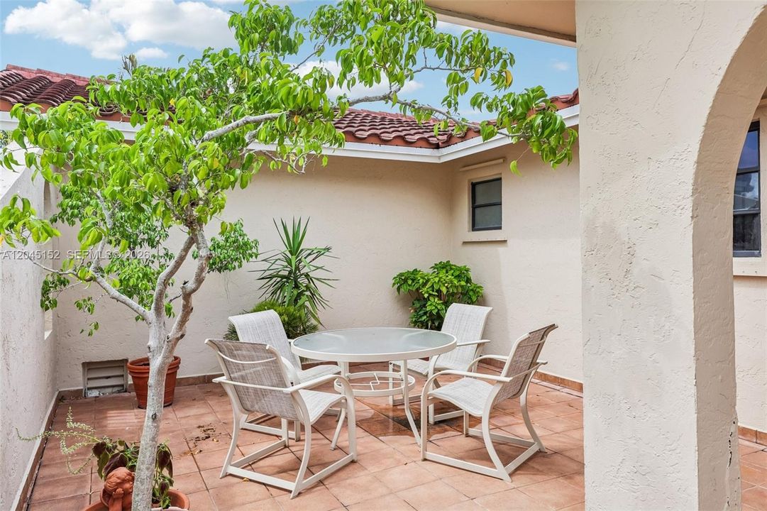 En Venta: $875,000 (4 camas, 2 baños, 2053 Pies cuadrados)