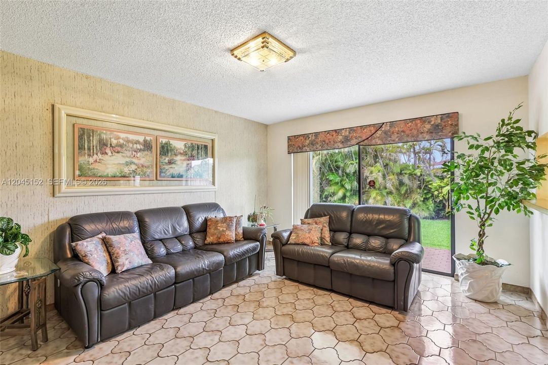 En Venta: $875,000 (4 camas, 2 baños, 2053 Pies cuadrados)
