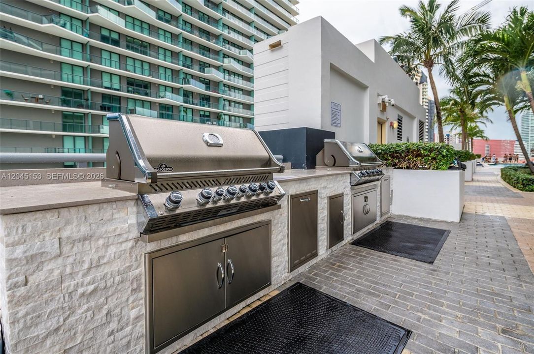 For Sale: $850,000 (2 beds, 3 baths, 1467 Square Feet)