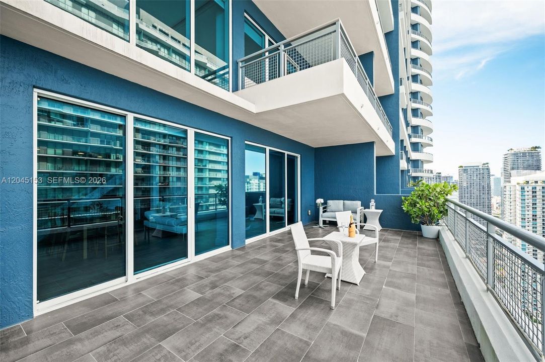 For Sale: $850,000 (2 beds, 3 baths, 1467 Square Feet)