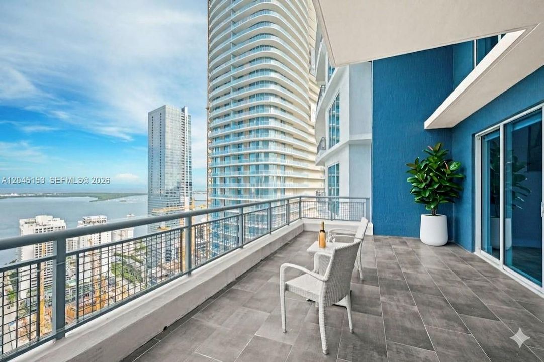 For Sale: $850,000 (2 beds, 3 baths, 1467 Square Feet)