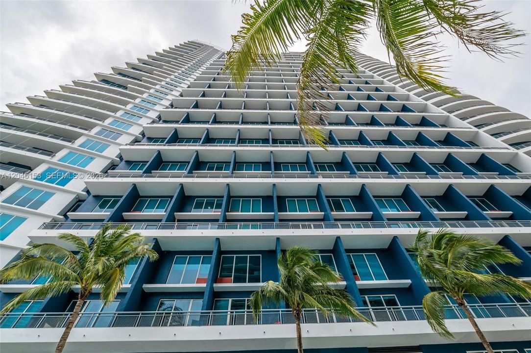 For Sale: $850,000 (2 beds, 3 baths, 1467 Square Feet)
