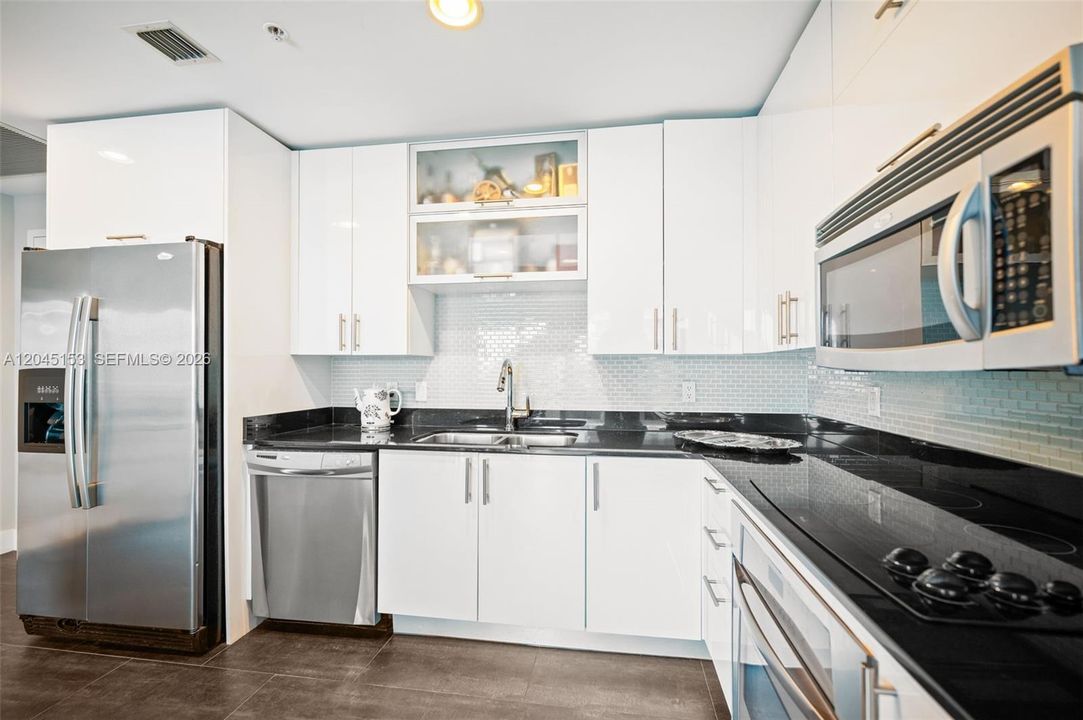 For Sale: $850,000 (2 beds, 3 baths, 1467 Square Feet)