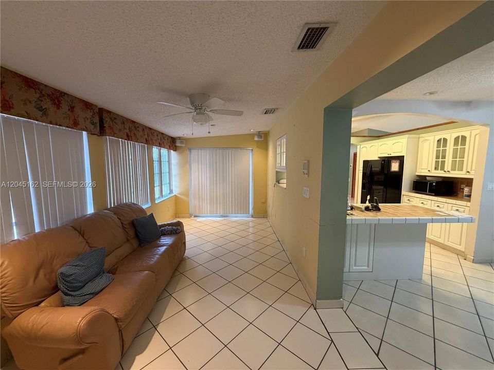 En Venta: $785,000 (3 camas, 2 baños, 2082 Pies cuadrados)