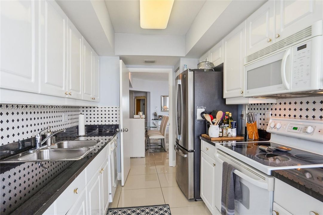For Sale: $950,000 (3 beds, 2 baths, 1872 Square Feet)