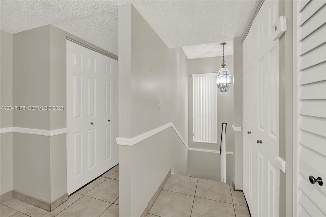For Sale: $269,000 (2 beds, 1 baths, 1006 Square Feet)