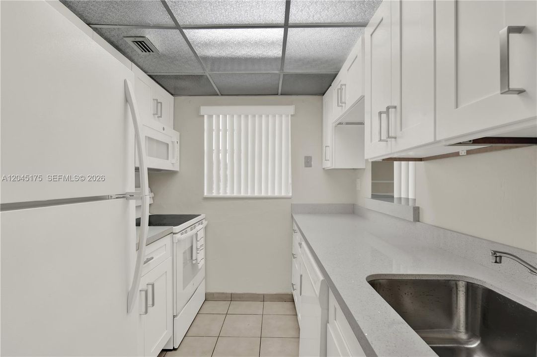 For Sale: $269,000 (2 beds, 1 baths, 1006 Square Feet)