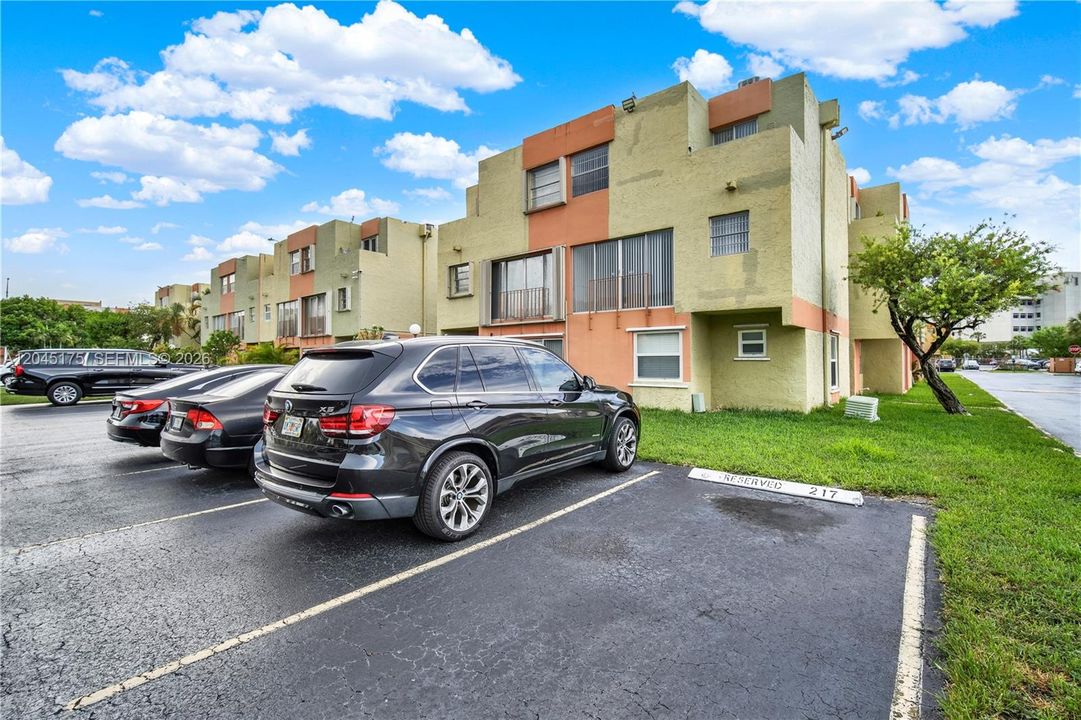 For Sale: $269,000 (2 beds, 1 baths, 1006 Square Feet)