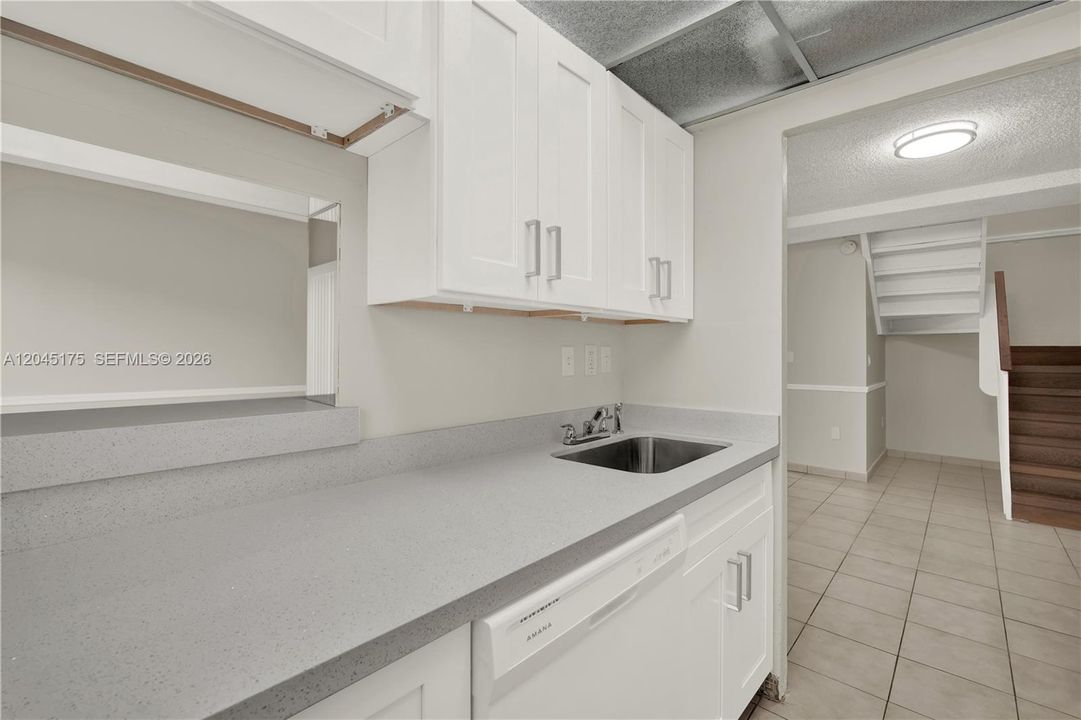 For Sale: $269,000 (2 beds, 1 baths, 1006 Square Feet)