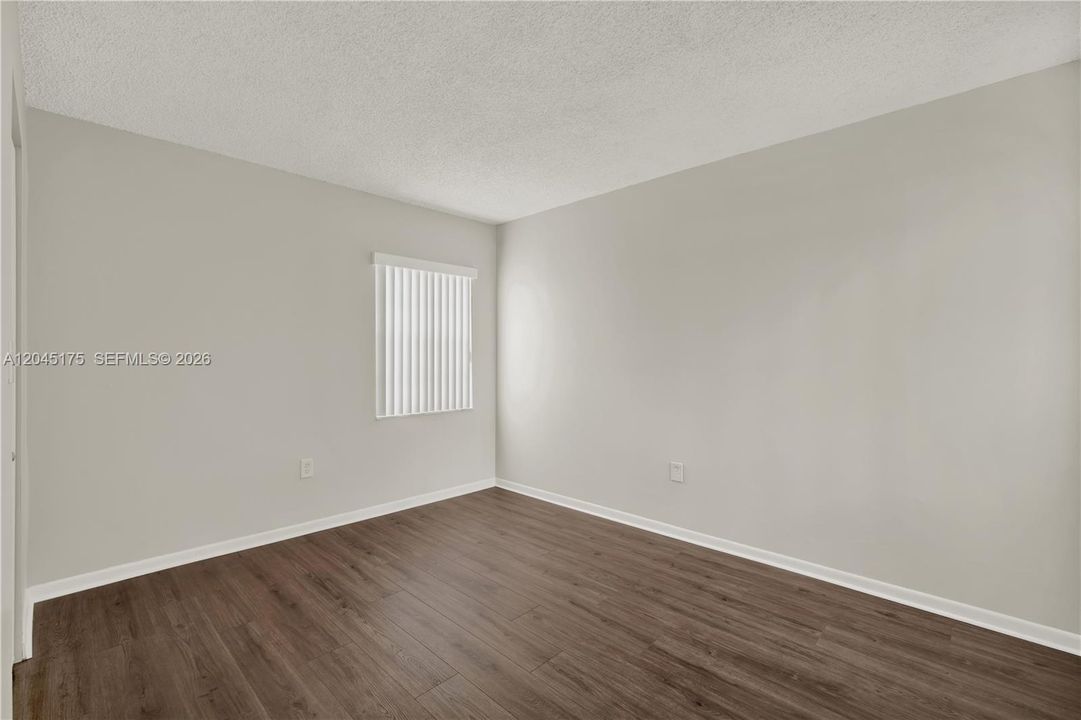 For Sale: $269,000 (2 beds, 1 baths, 1006 Square Feet)