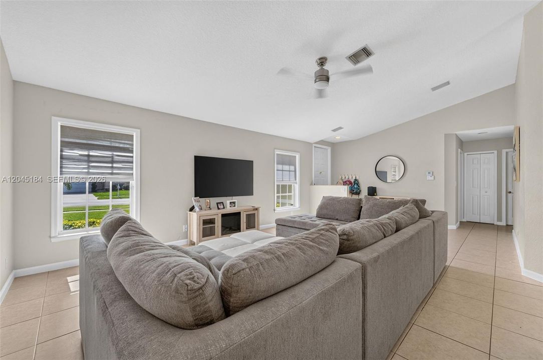 For Sale: $550,000 (3 beds, 2 baths, 1667 Square Feet)