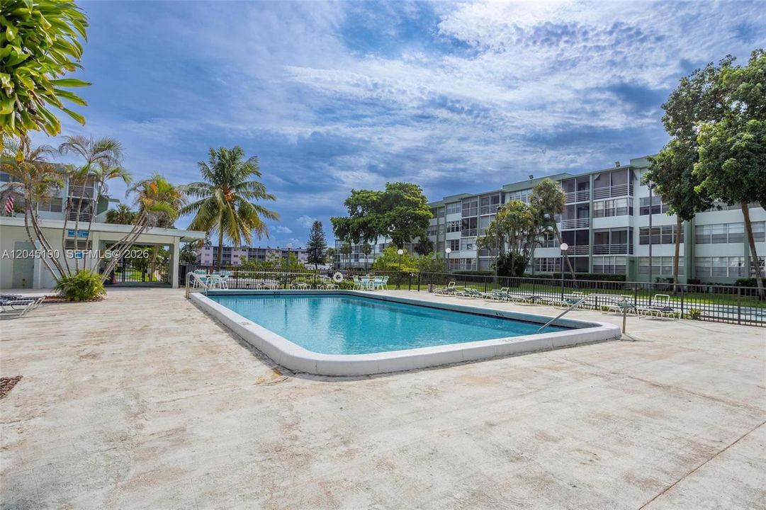 For Rent: $2,200 (2 beds, 2 baths, 1040 Square Feet)
