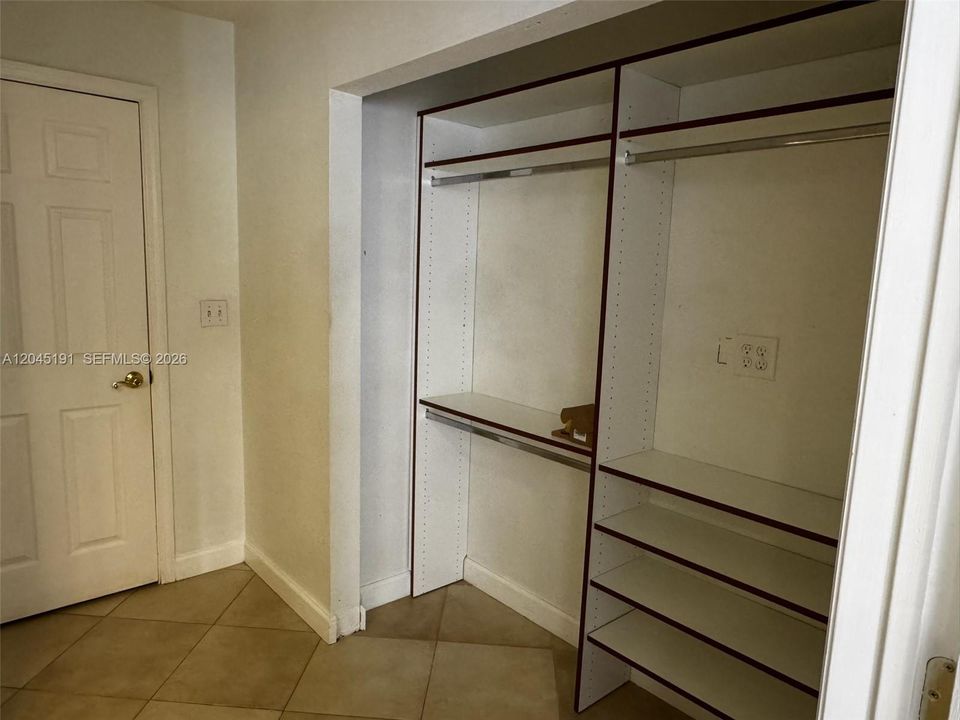 В аренду: $1,400 (0 спален, 1 ванн, 1276 Квадратных фут)