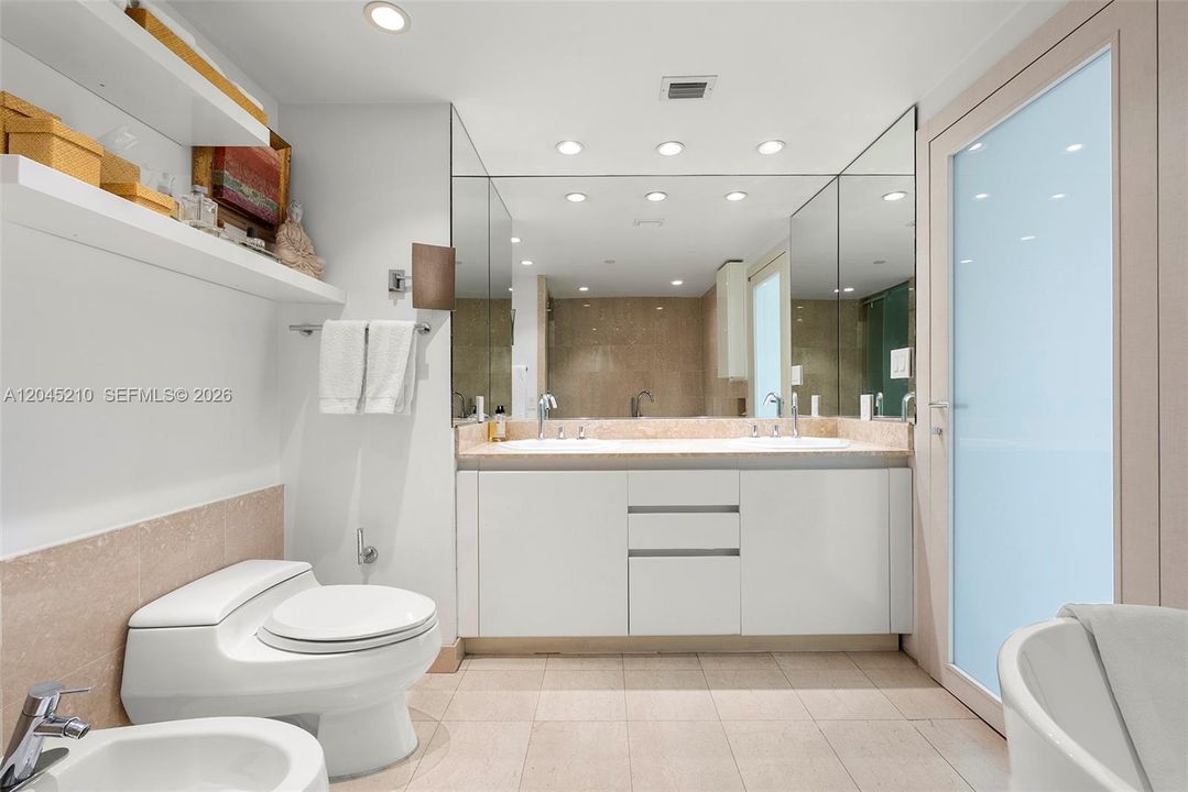 For Sale: $1,550,000 (1 beds, 1 baths, 1210 Square Feet)