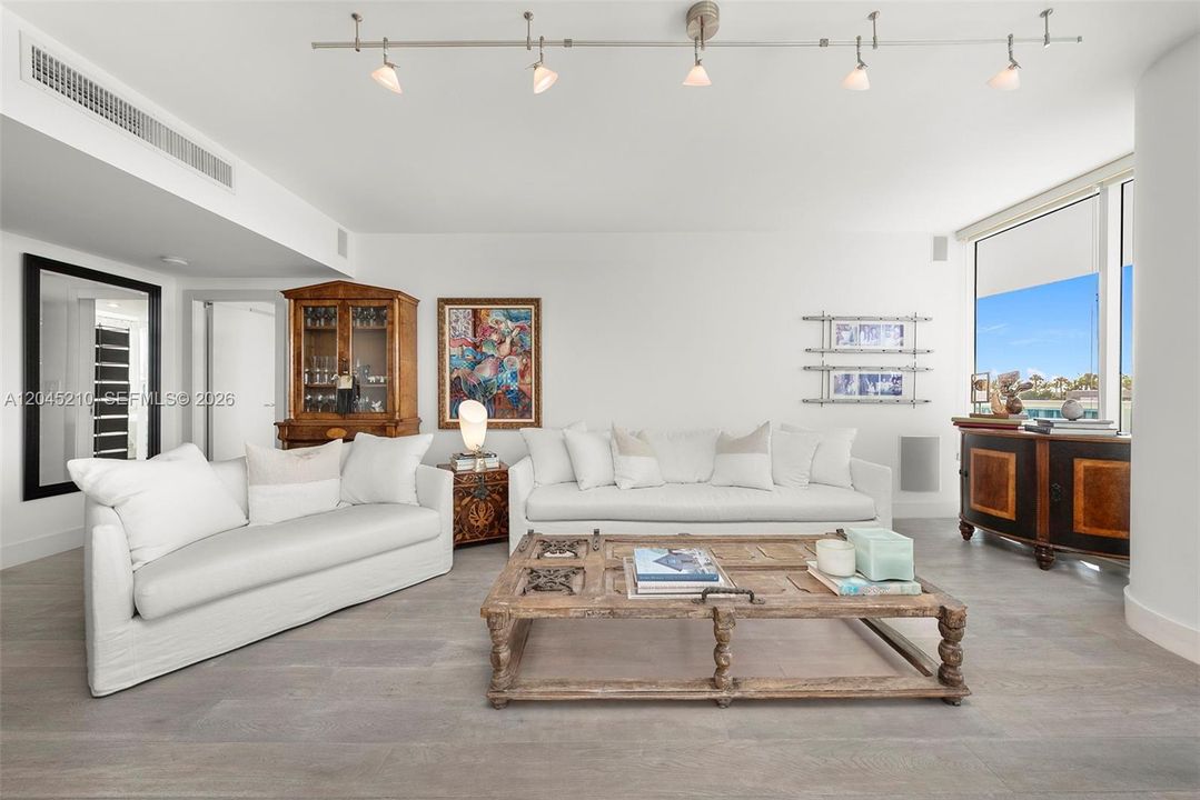For Sale: $1,550,000 (1 beds, 1 baths, 1210 Square Feet)