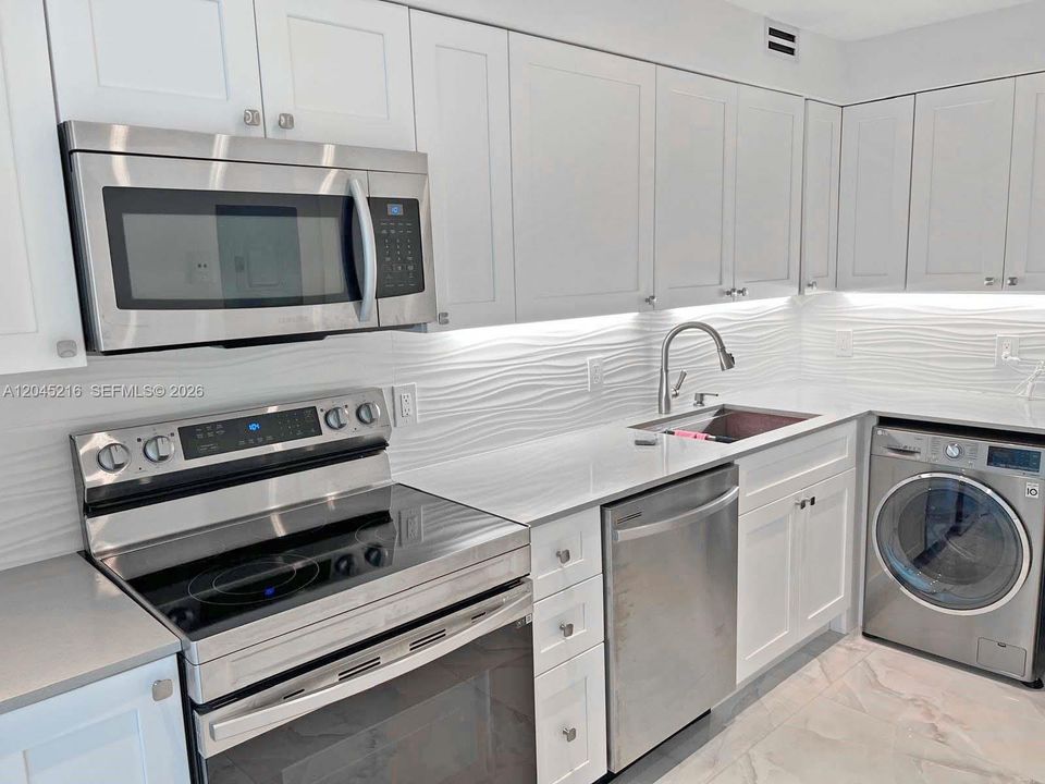 Active With Contract: $350,000 (1 beds, 1 baths, 910 Square Feet)