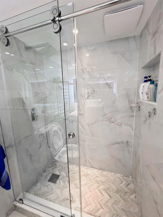Active With Contract: $350,000 (1 beds, 1 baths, 910 Square Feet)