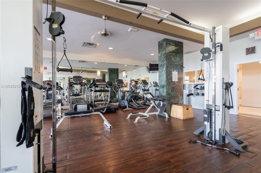 Active With Contract: $350,000 (1 beds, 1 baths, 910 Square Feet)