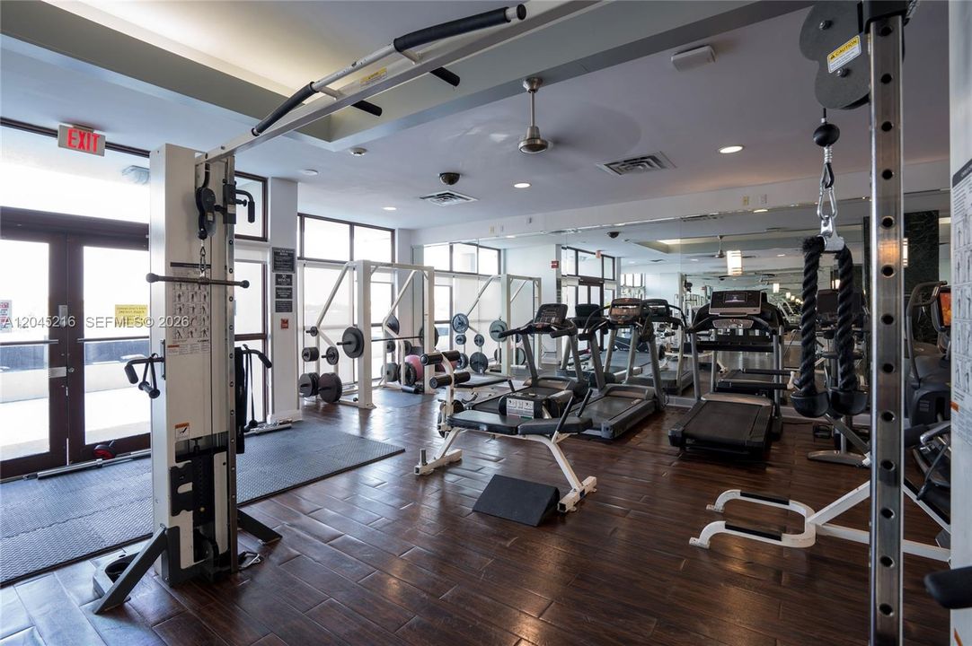 Active With Contract: $350,000 (1 beds, 1 baths, 910 Square Feet)