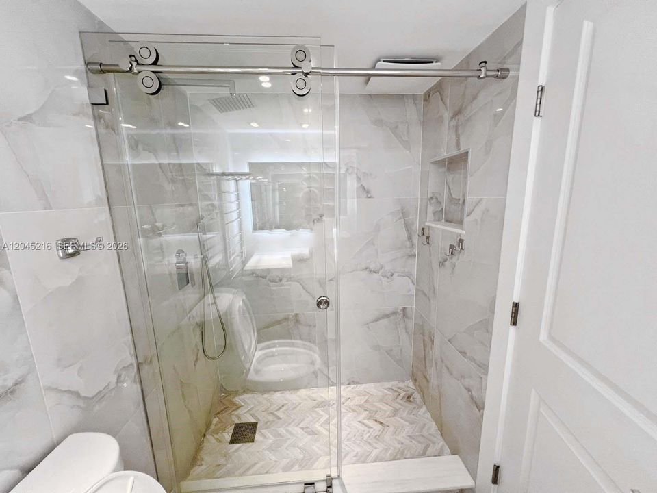 Active With Contract: $350,000 (1 beds, 1 baths, 910 Square Feet)