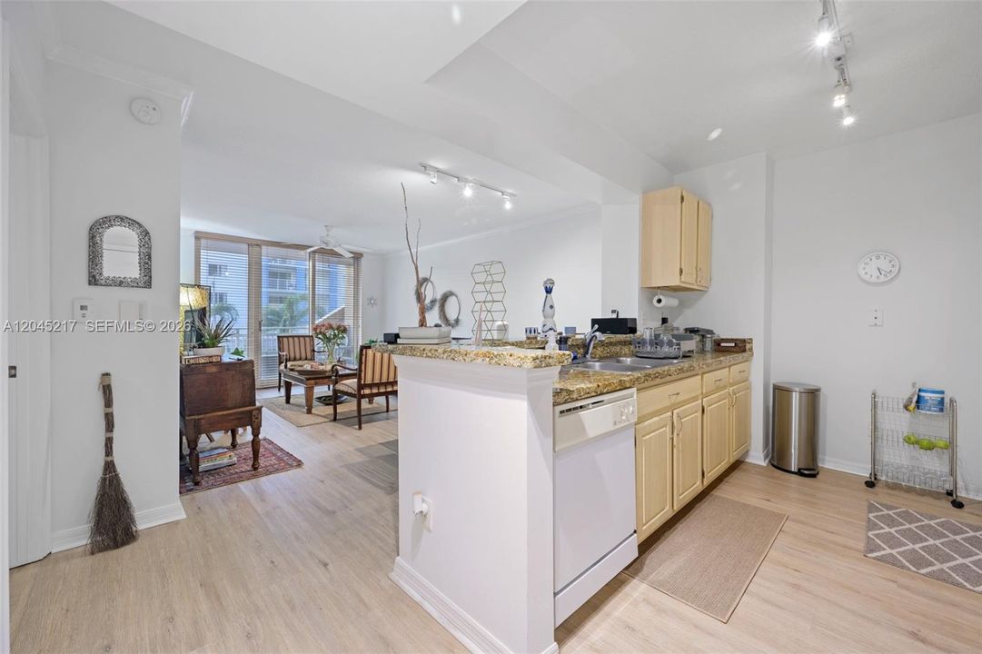 For Sale: $315,000 (1 beds, 1 baths, 756 Square Feet)